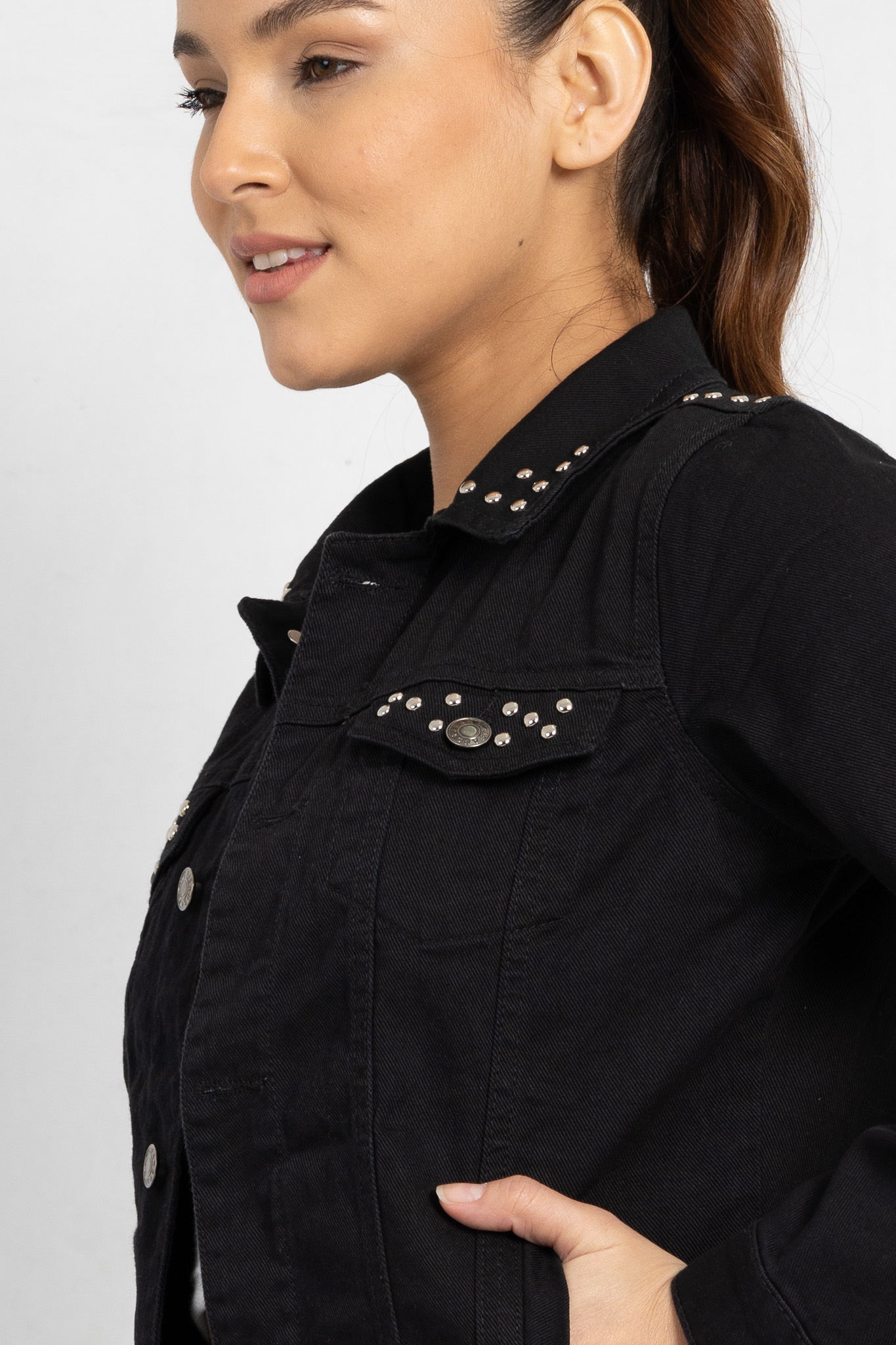 C-10 | Campera Negra clásica con tachitas