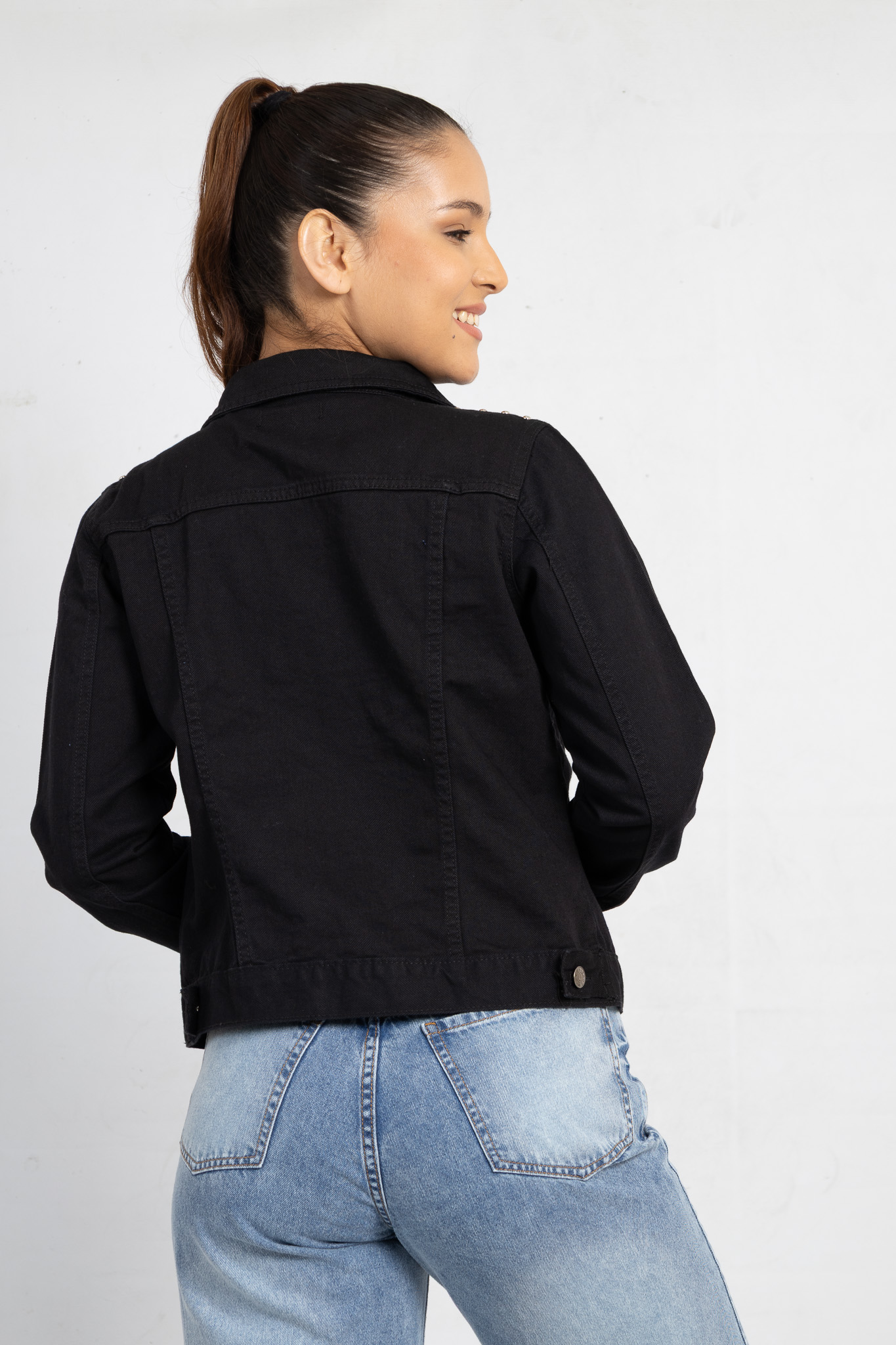 C-10 | Campera Negra clásica con tachitas
