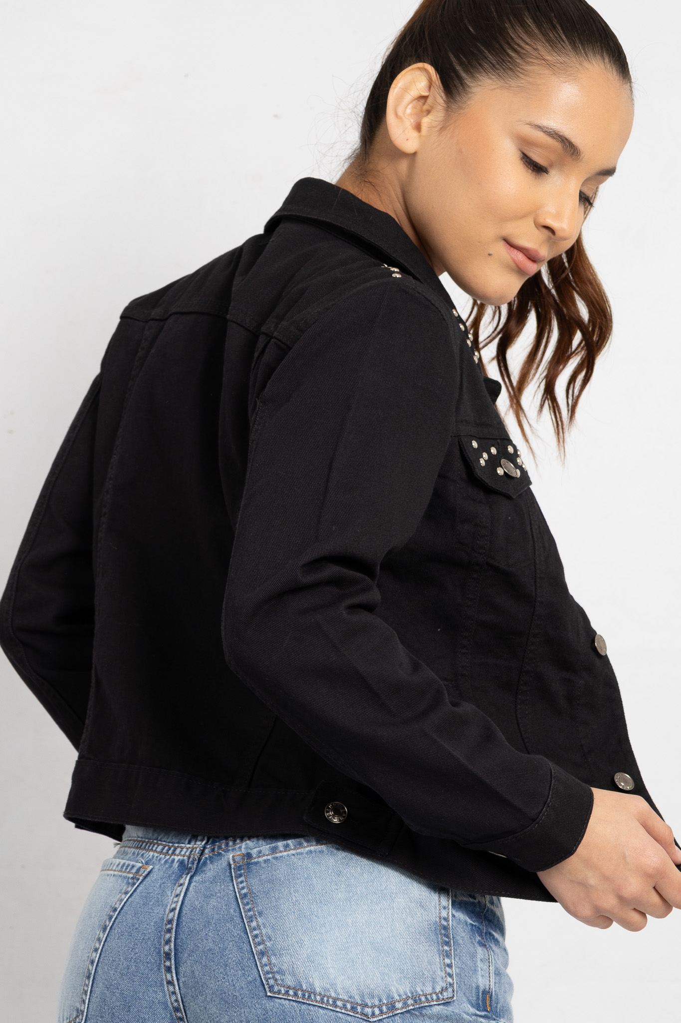C-10 | Campera Negra clásica con tachitas