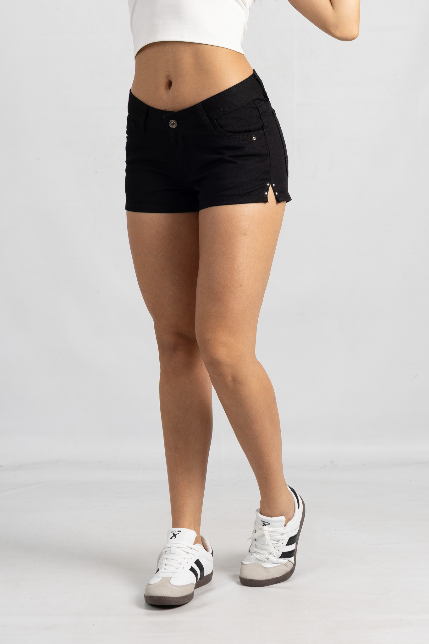 SH-147 | Short Negro con abertura tachita y detalle bolsillo TB