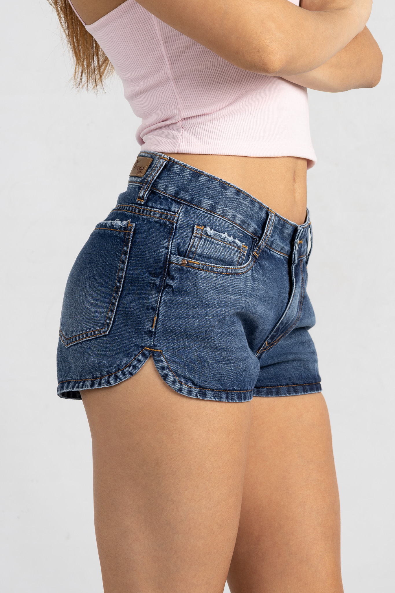 SH-151 | Short Azul Nevado con abertura curva TM