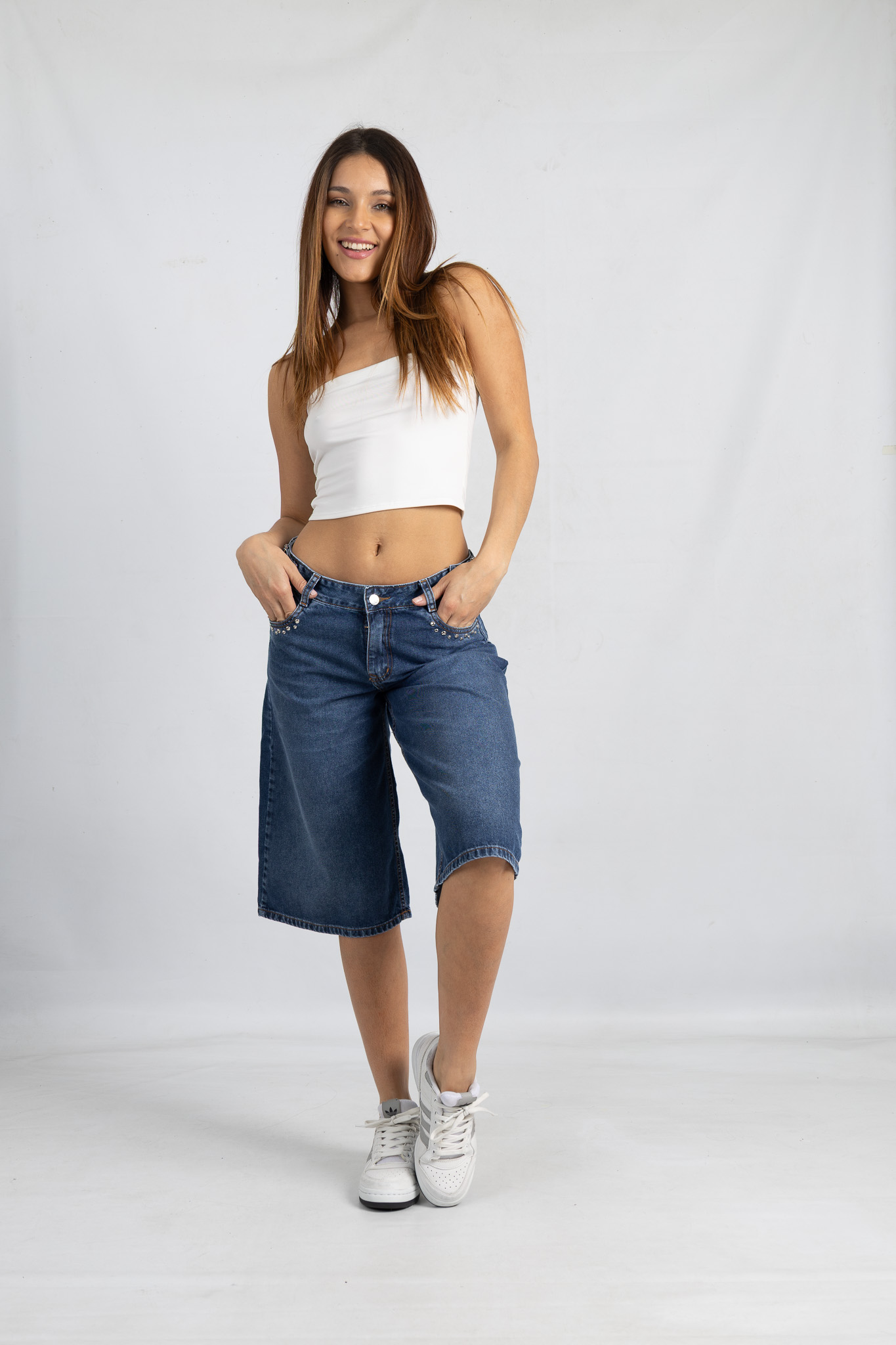 B-28 | Bermuda Nevado Azul con tachitas y Hebilla  TM