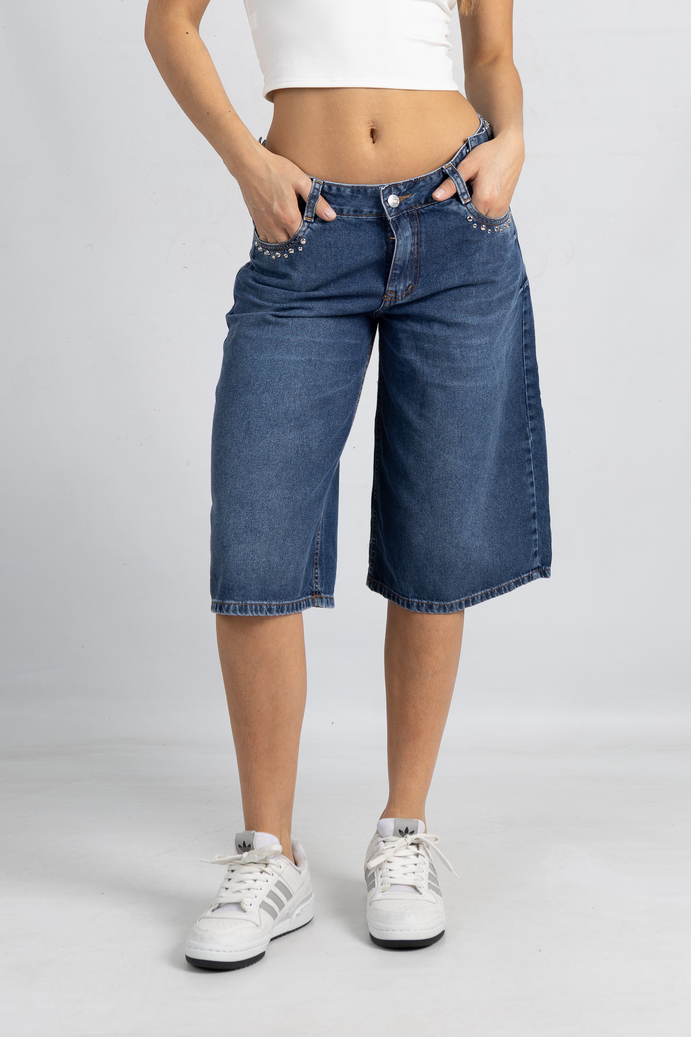 B-28 | Bermuda Nevado Azul con tachitas y Hebilla  TM