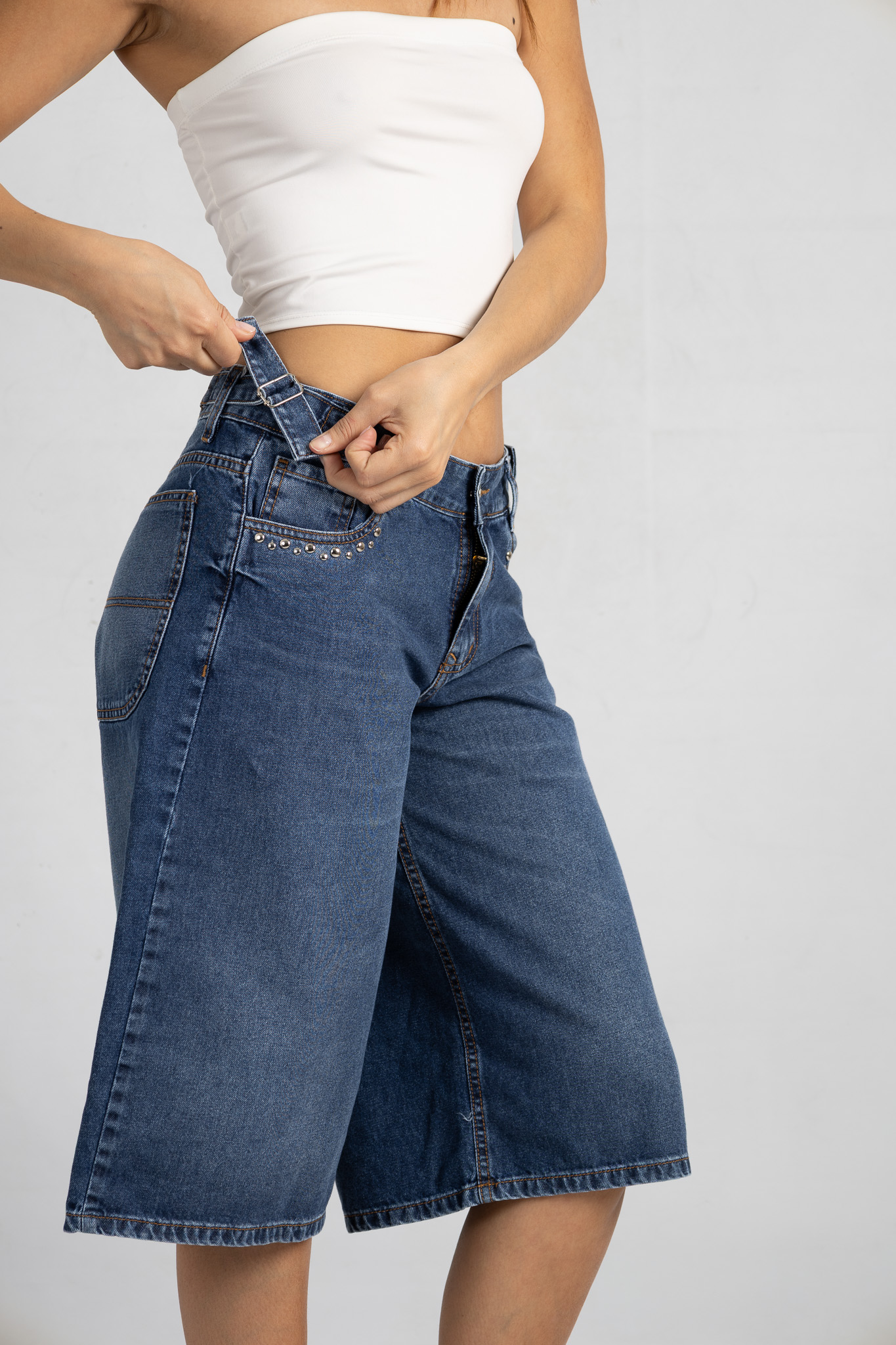 B-28 | Bermuda Nevado Azul con tachitas y Hebilla  TM