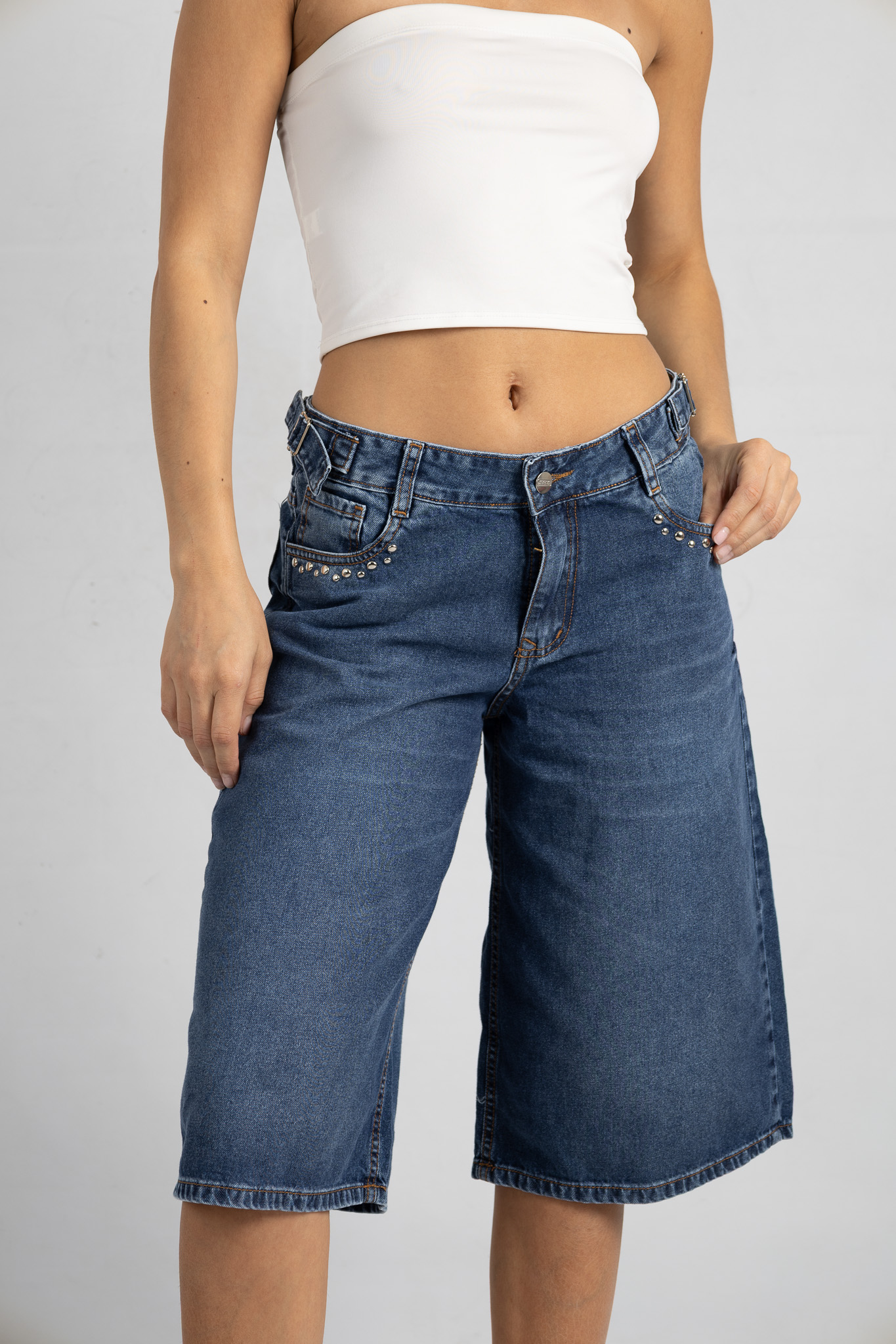 B-28 | Bermuda Nevado Azul con tachitas y Hebilla  TM