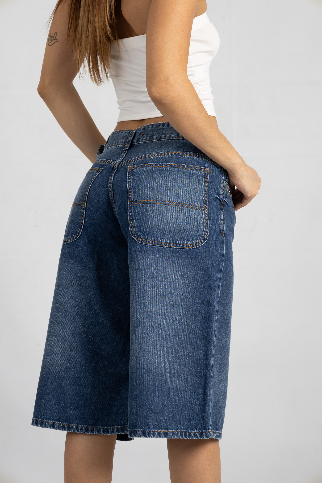 B-28 | Bermuda Nevado Azul con tachitas y Hebilla  TM