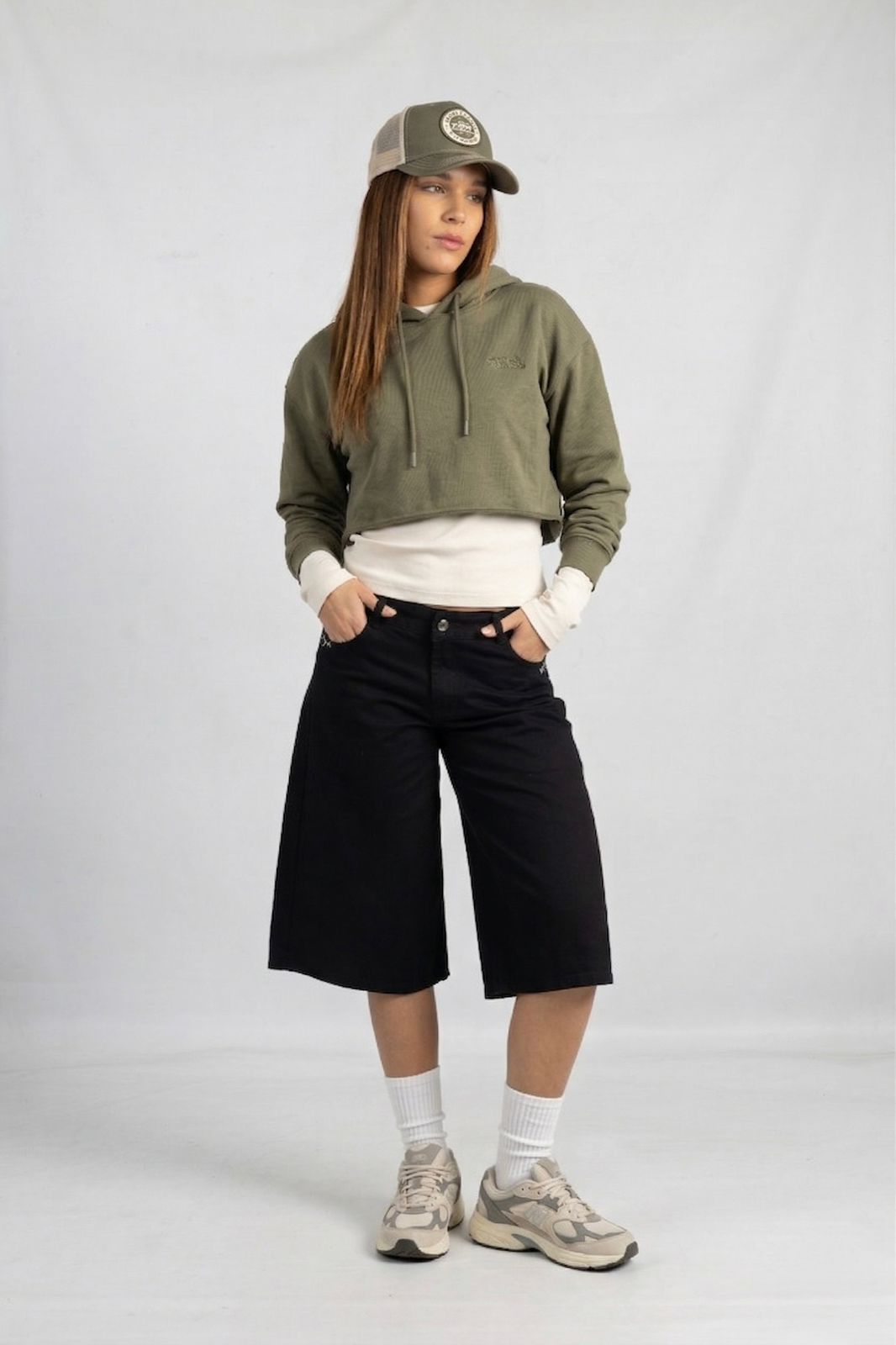 B-27 | Bermuda Negro Clasico con hebilla TM